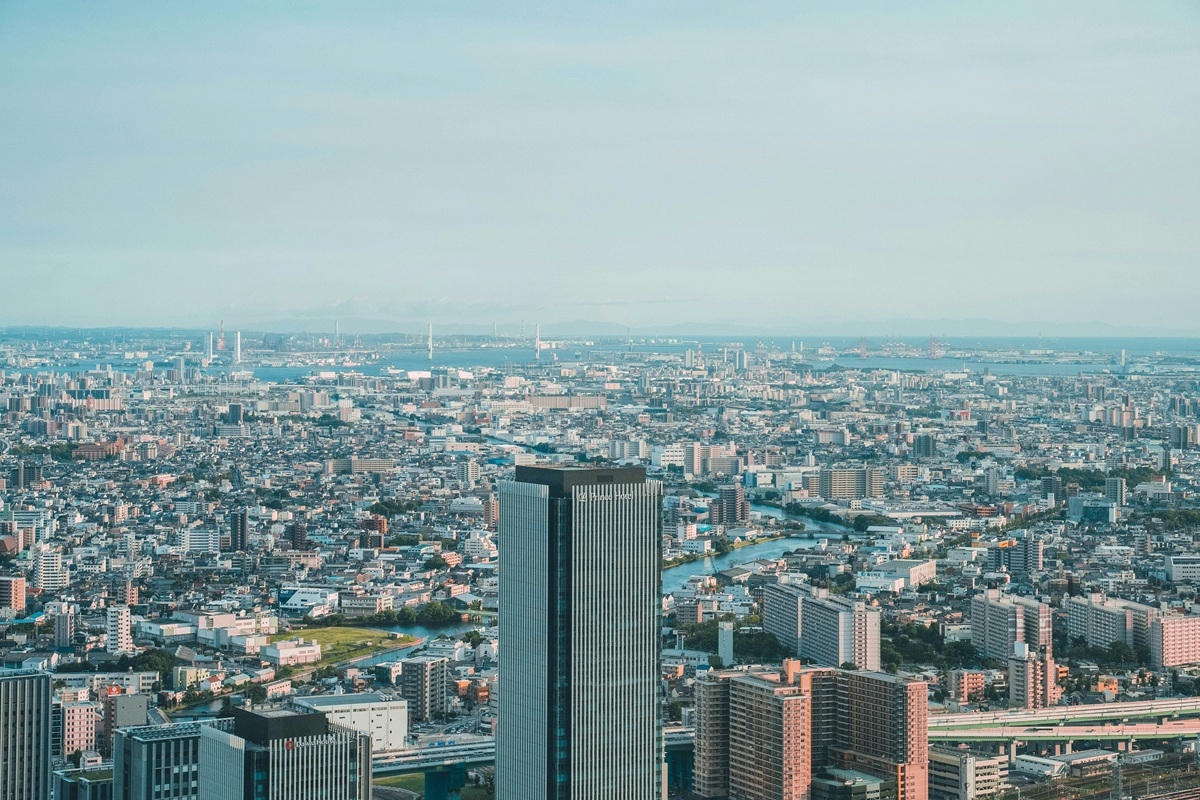 名古屋市の街並みを見渡す都市風景