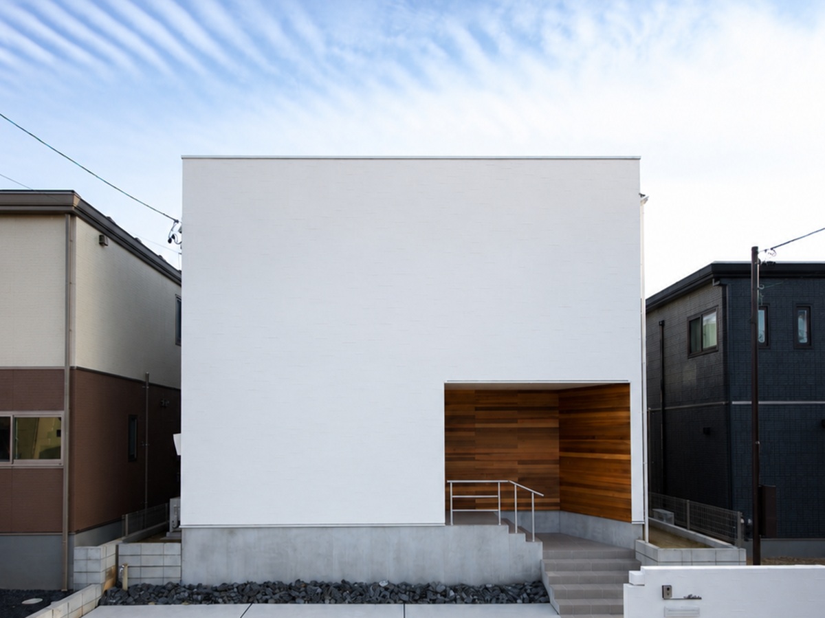 家事の流れを整えた、白い箱の住まい