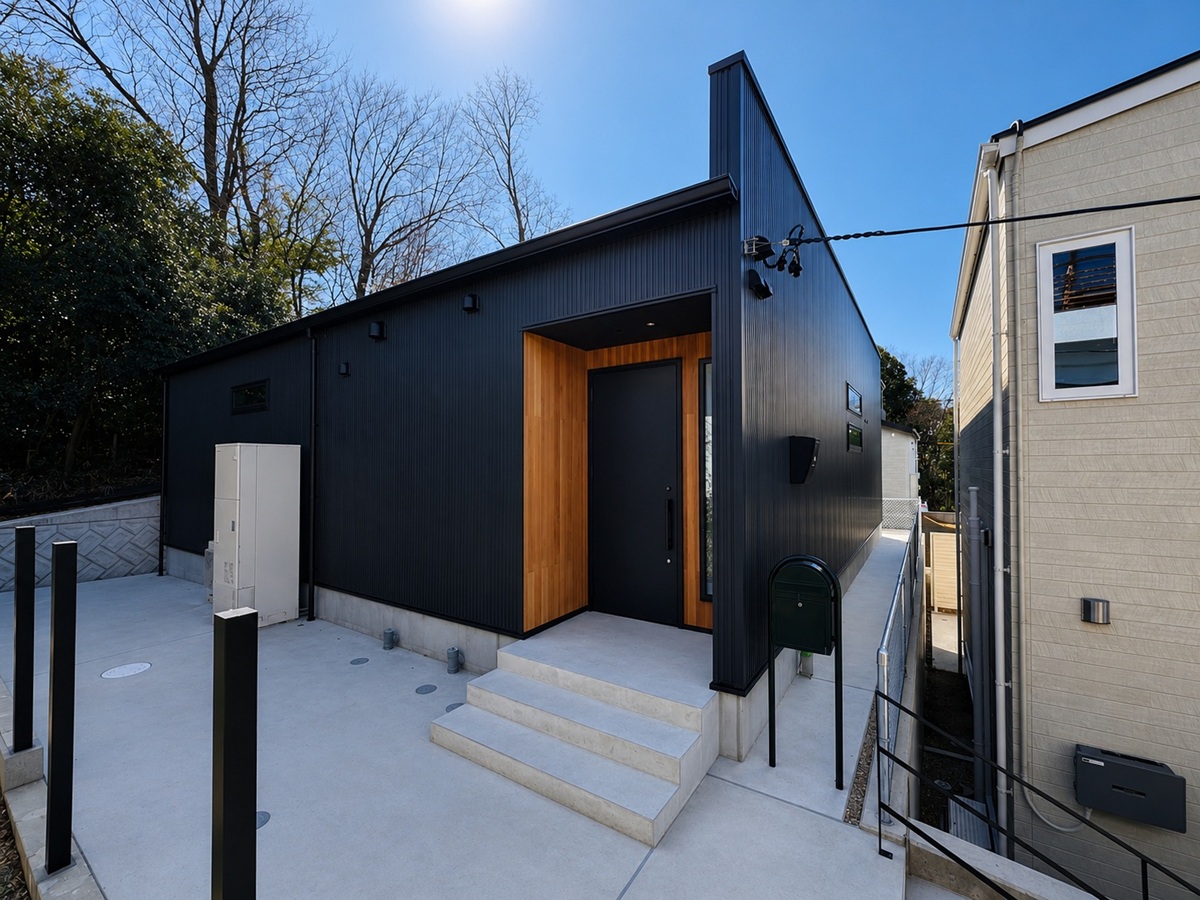 二世帯の距離感を整えた、黒い平屋の住まい