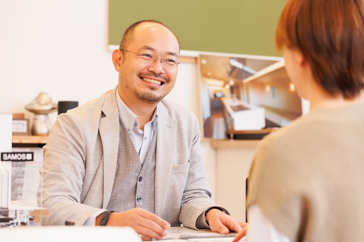 建築士がお客様の暮らしについて話を伺っている様子