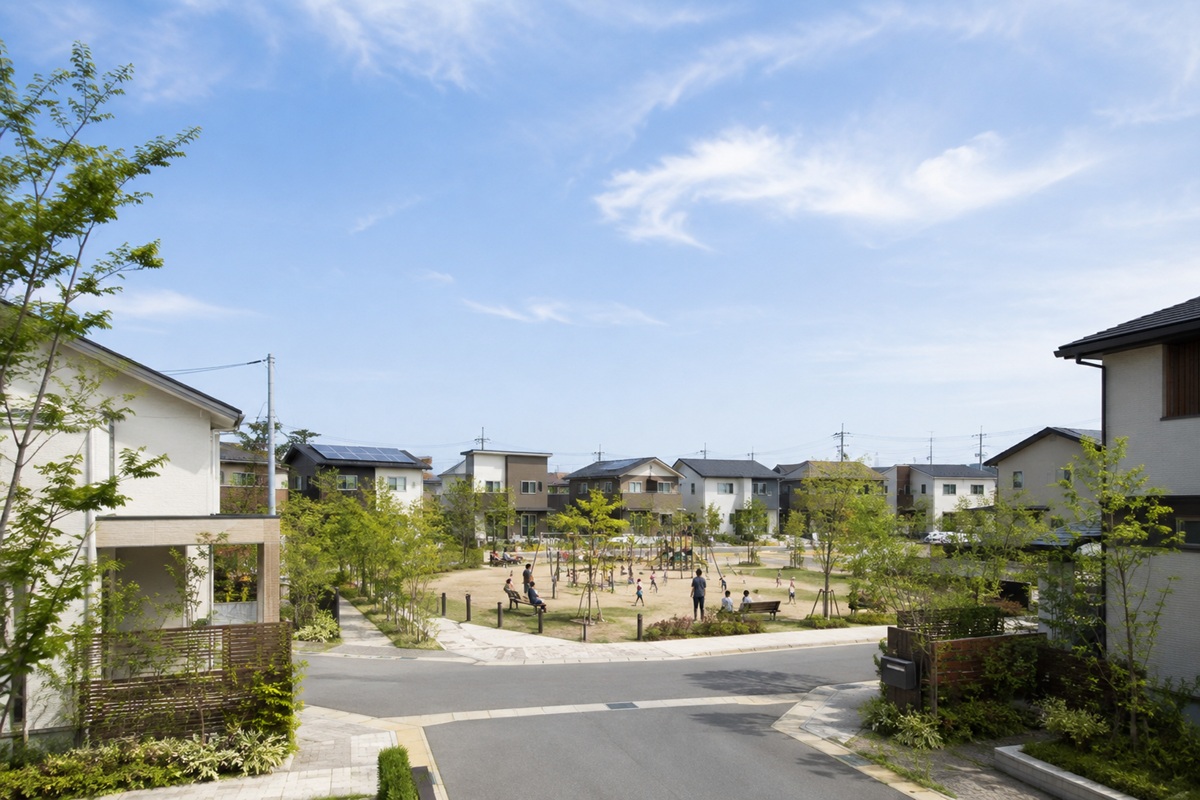 公園を中心に住宅が広がり、人々が日常を過ごす街並み
