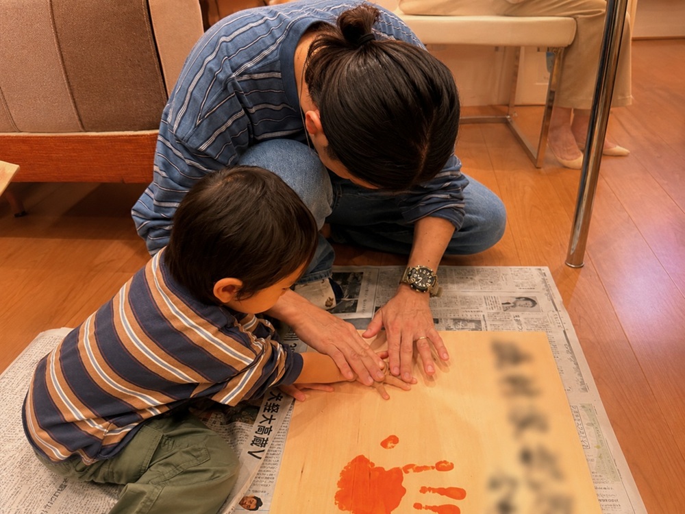 家づくりの記念として手形を残す家族