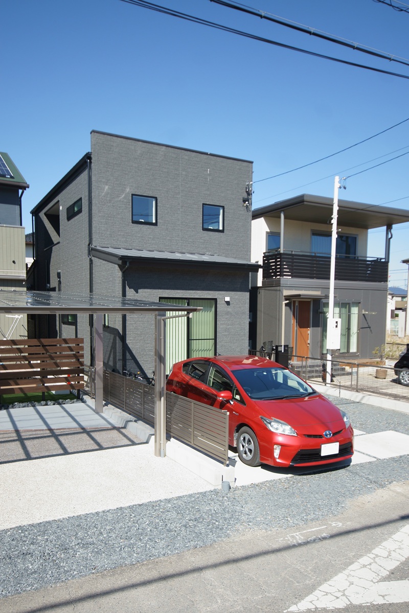 シンプルな2階建ての外観