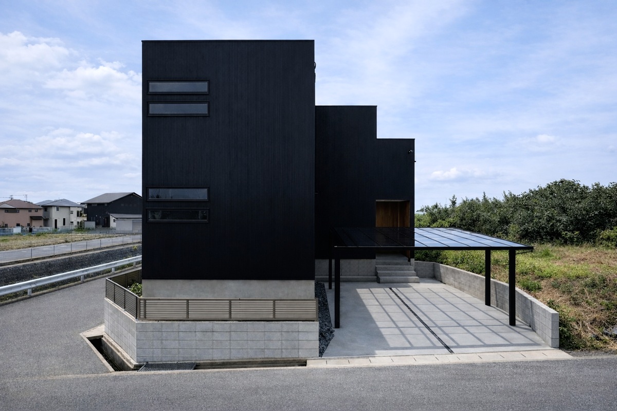 黒いガルバリウムの箱型外観