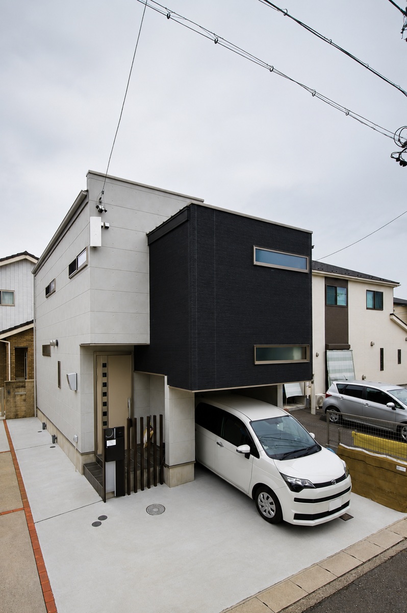 敷地条件に合わせた個性的な外観