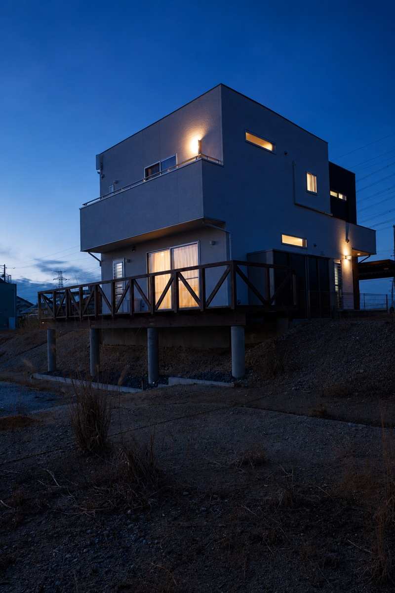 土地の高低差を展望デッキに変えた住まい