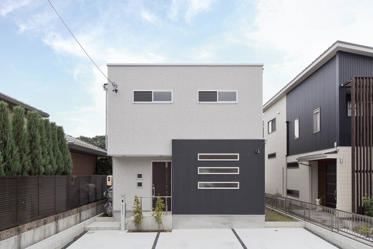 白と黒を組み合わせた外観