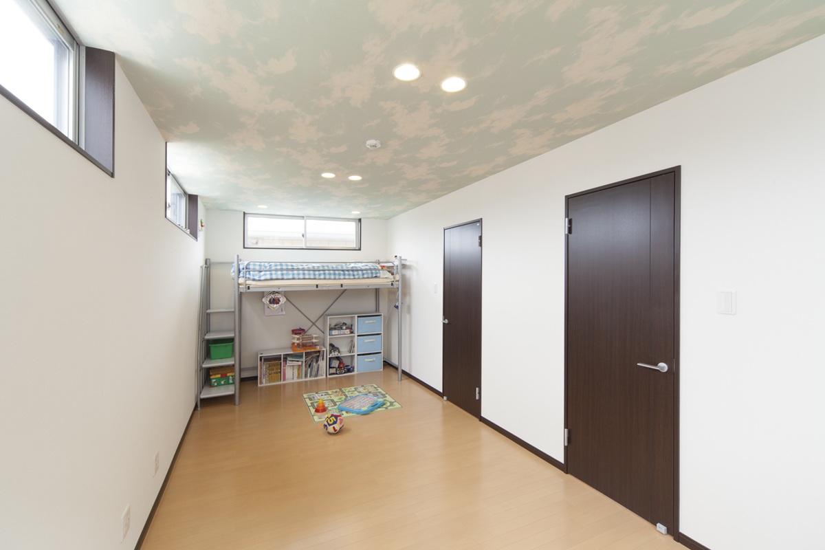 空模様の天井がある子供部屋