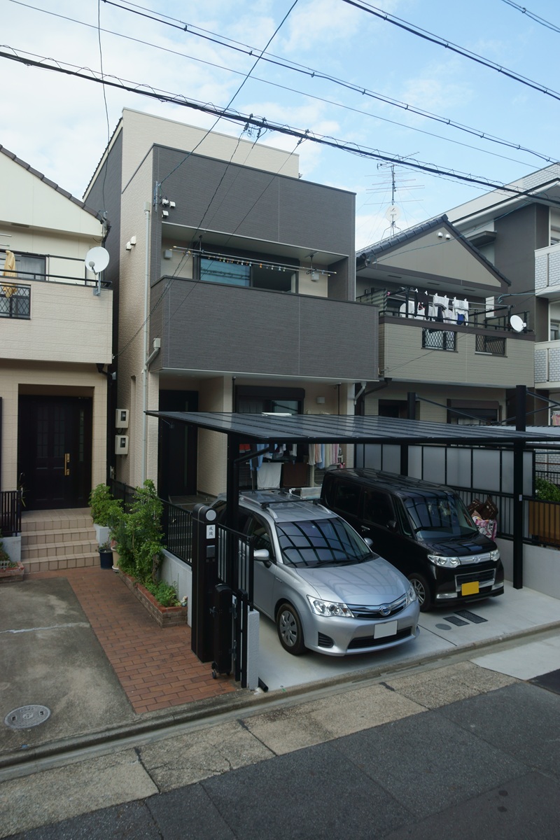 3階建ての二世帯住宅