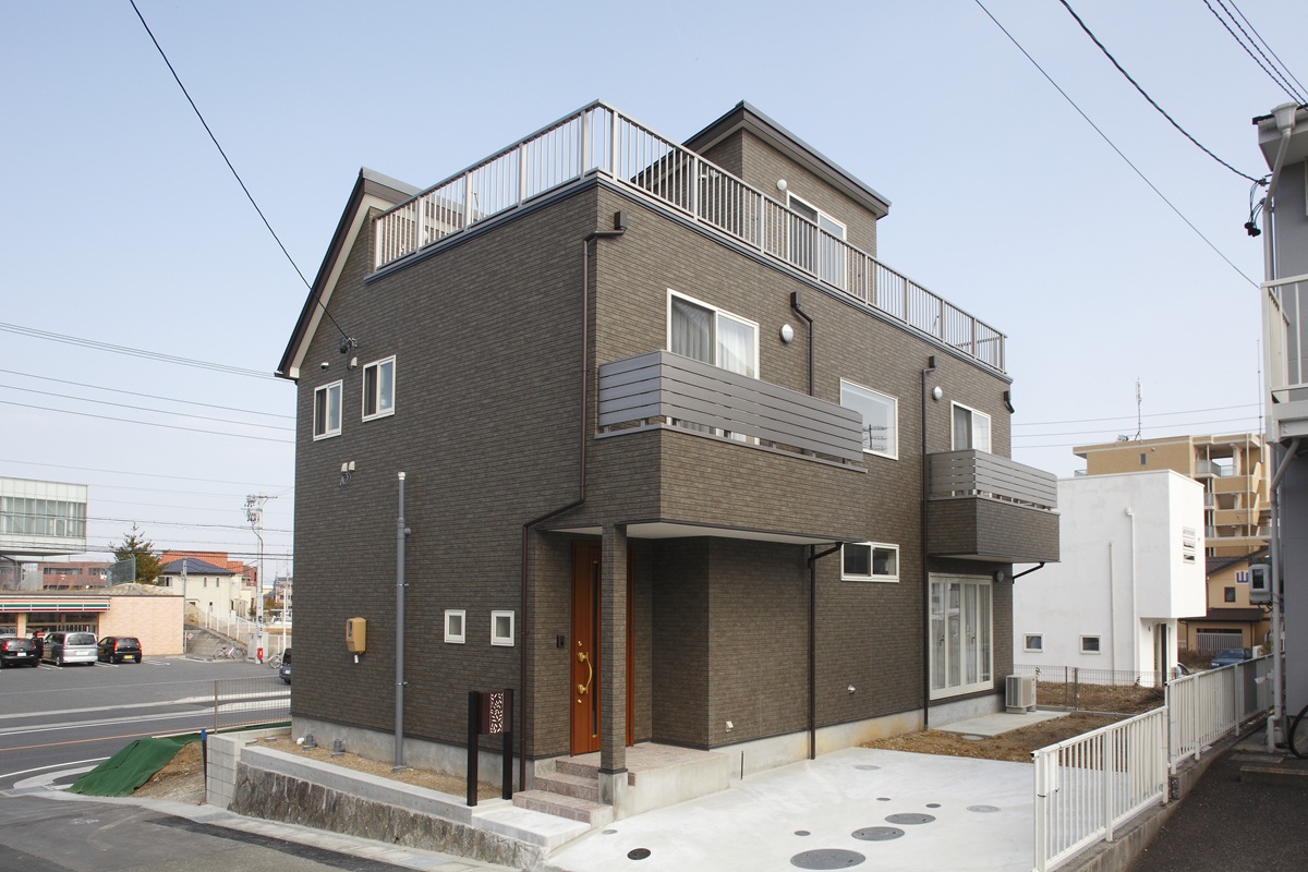 家族の外時間を広げる屋上のある外観