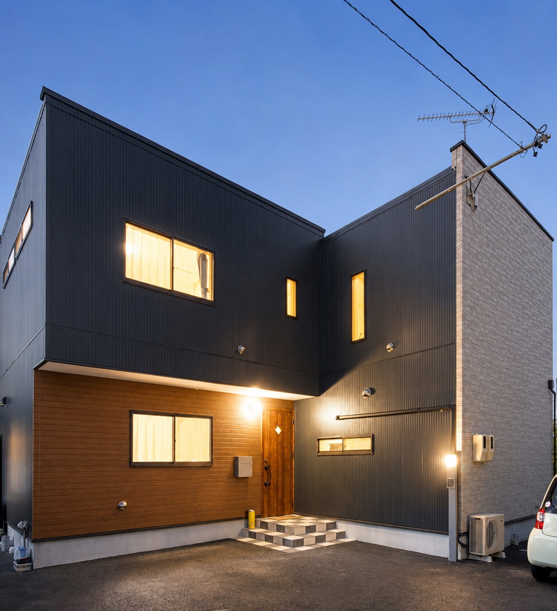 愛知県東海市の黒い外観の住まい
