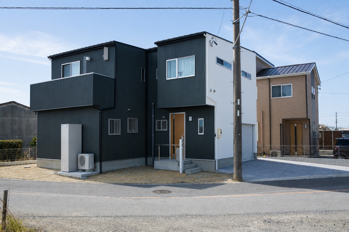 三角形の土地に建つインナーガレージの家