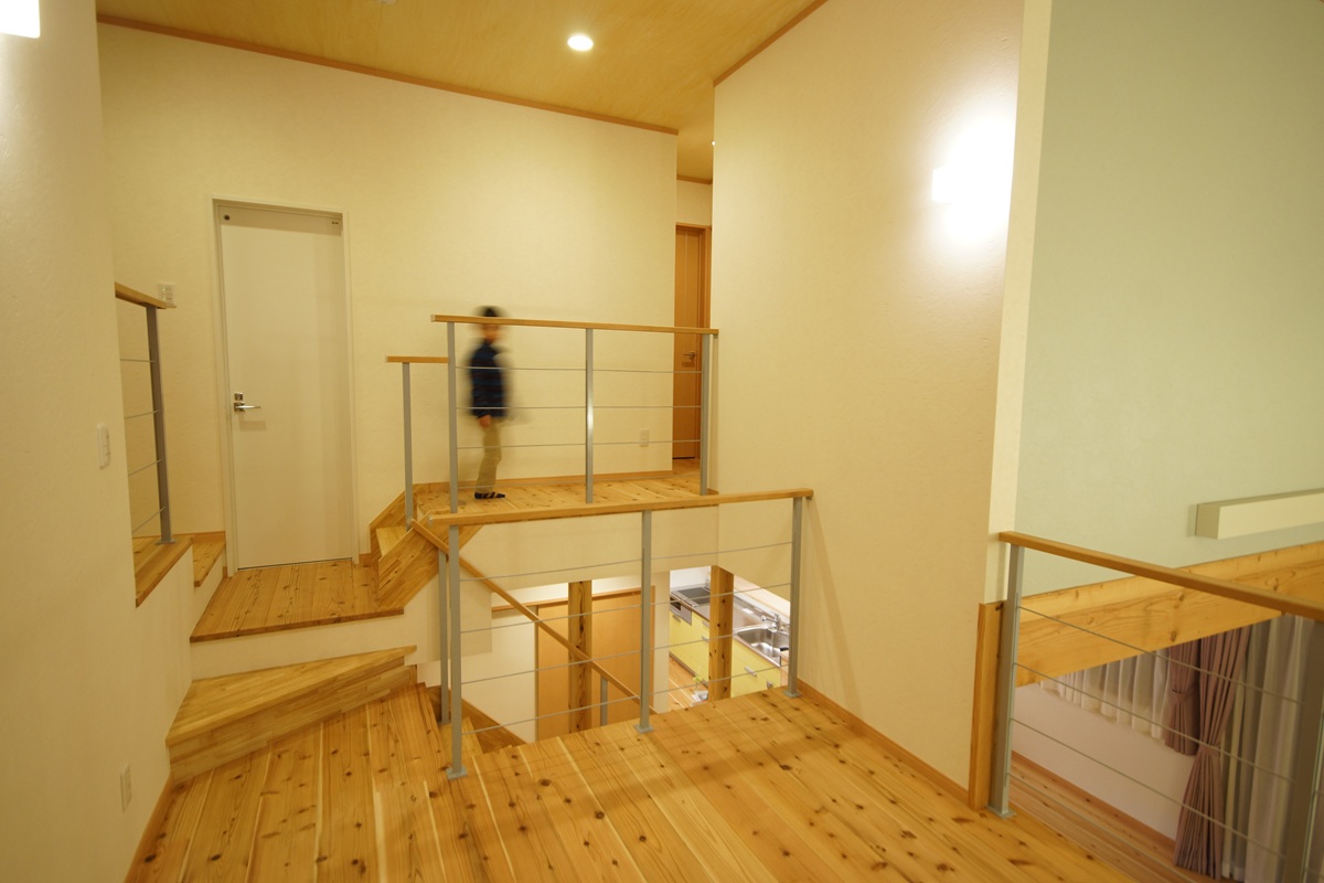 家族の居場所が立体的につながる空間